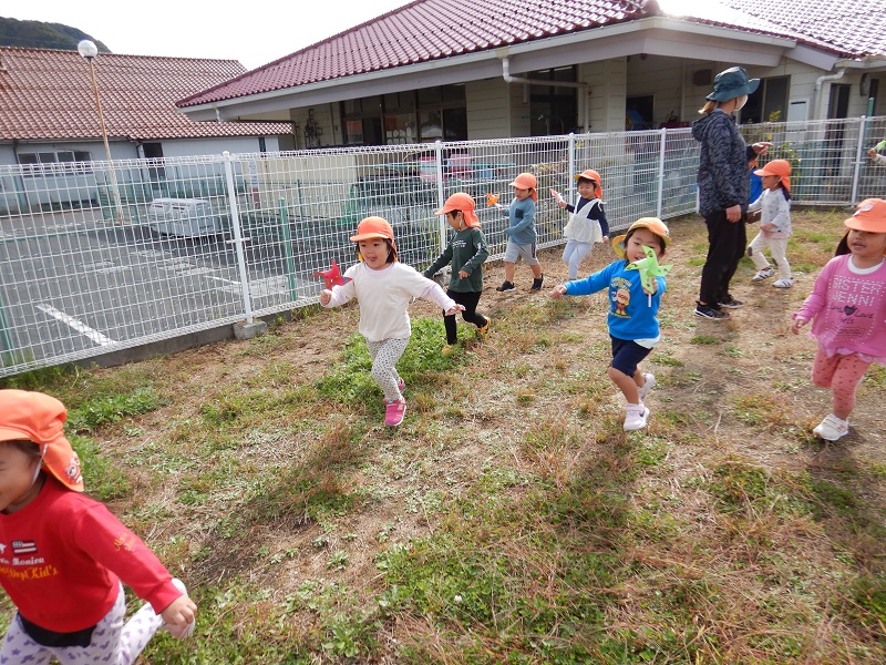 かざぐるまで遊ぶ様子