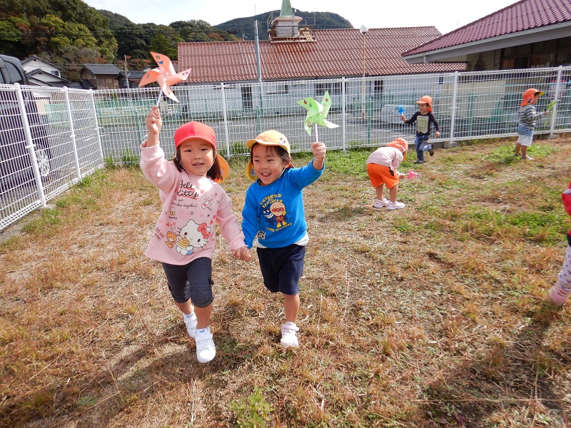 かざぐるまで遊ぶ様子