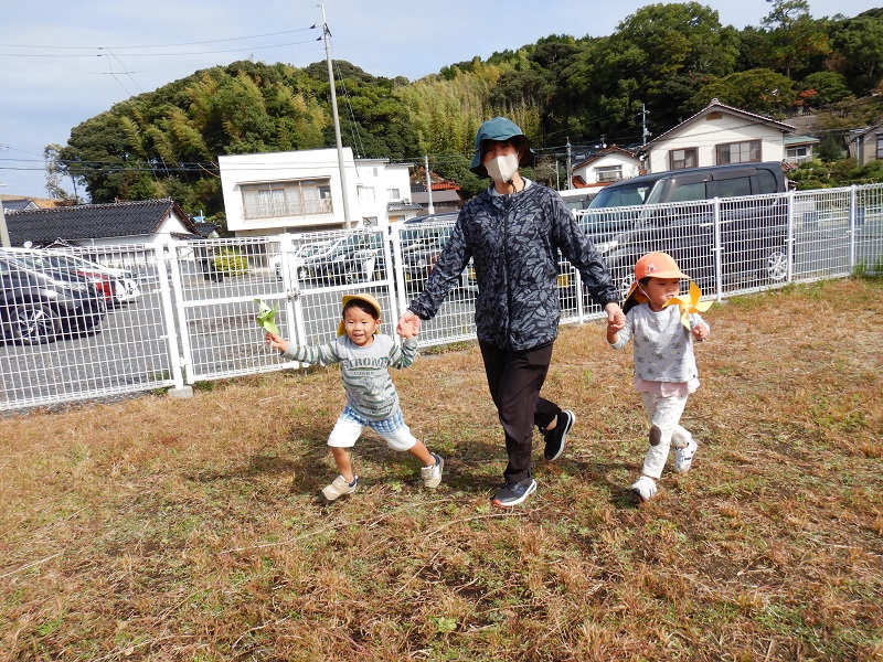 かざぐるまで遊ぶ様子