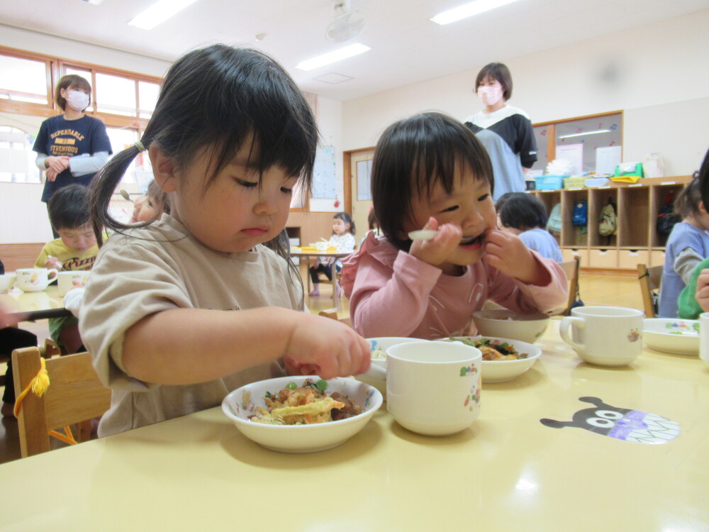 給食を食べている子どもたち