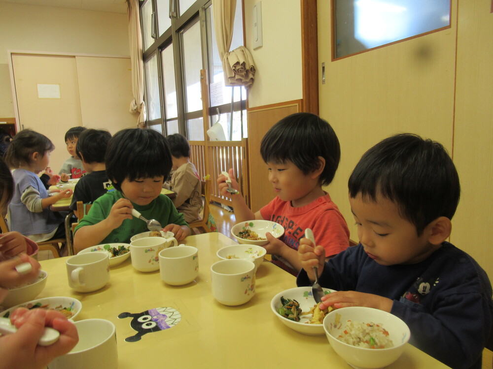 給食を食べている子どもたち