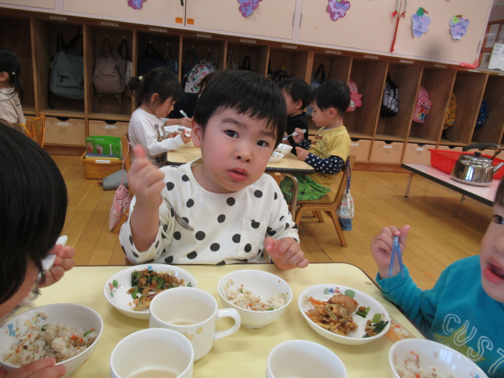 給食を食べている子どもたち