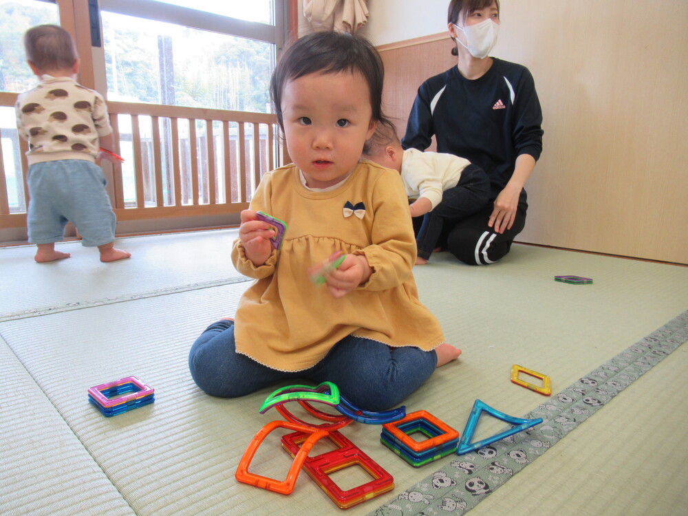 お店屋さんごっこをする女の子