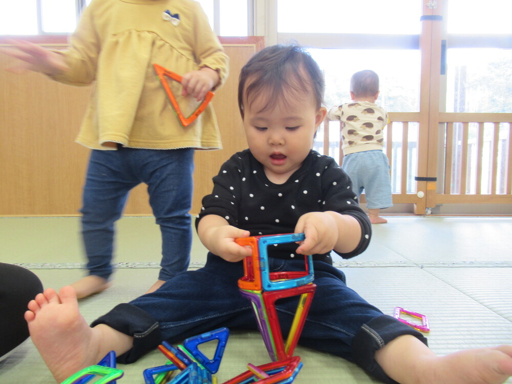 マグブロックで遊ぶ女の子