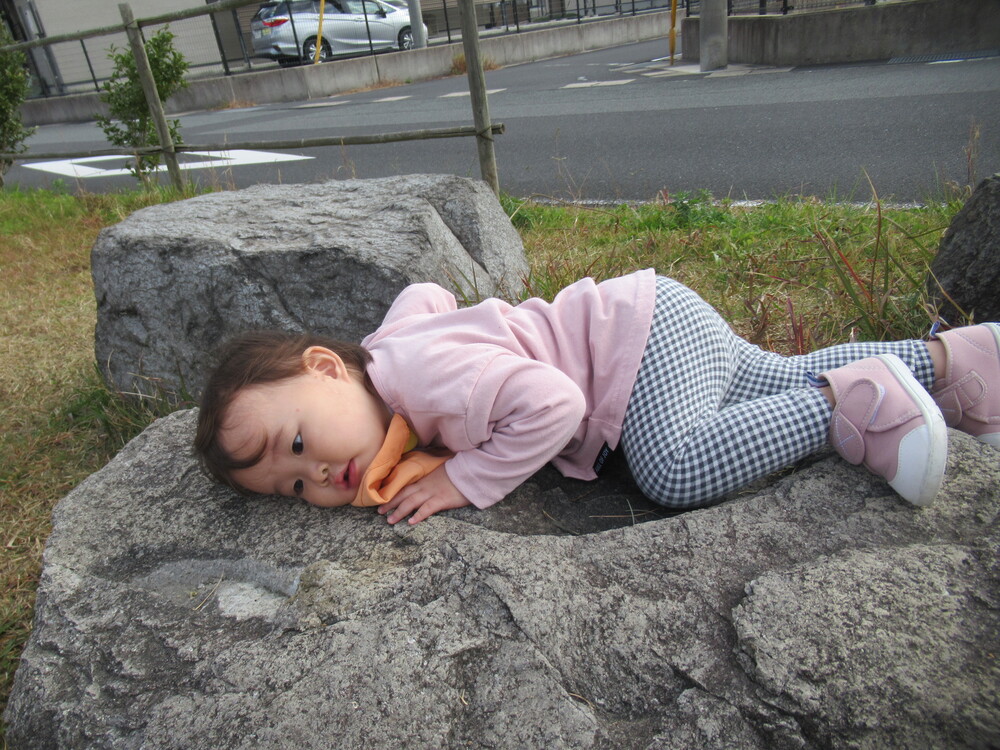 石の上に寝ている女の子