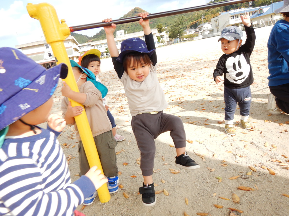 鉄棒にぶら下がる