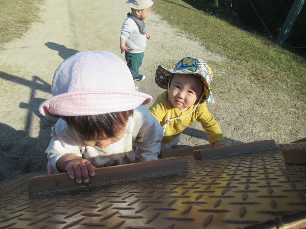 遊具に登る