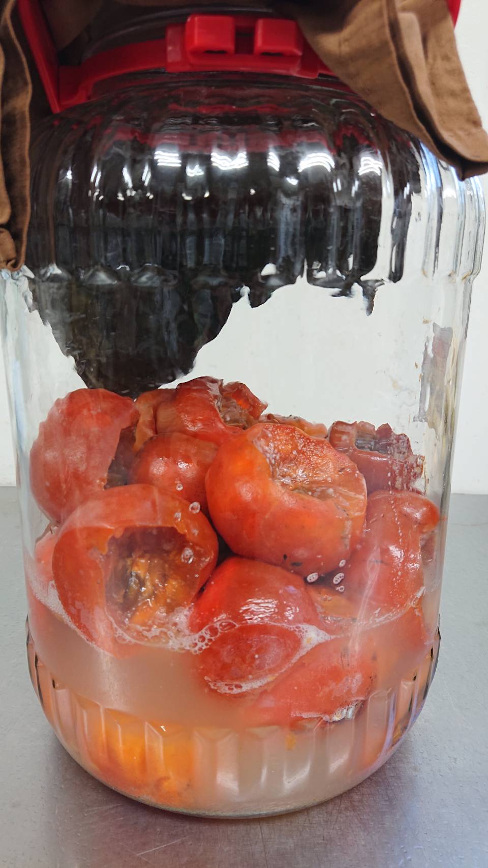 熟した柿を瓶に入れる4