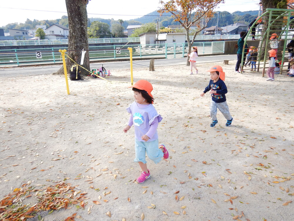 走る子どもたち