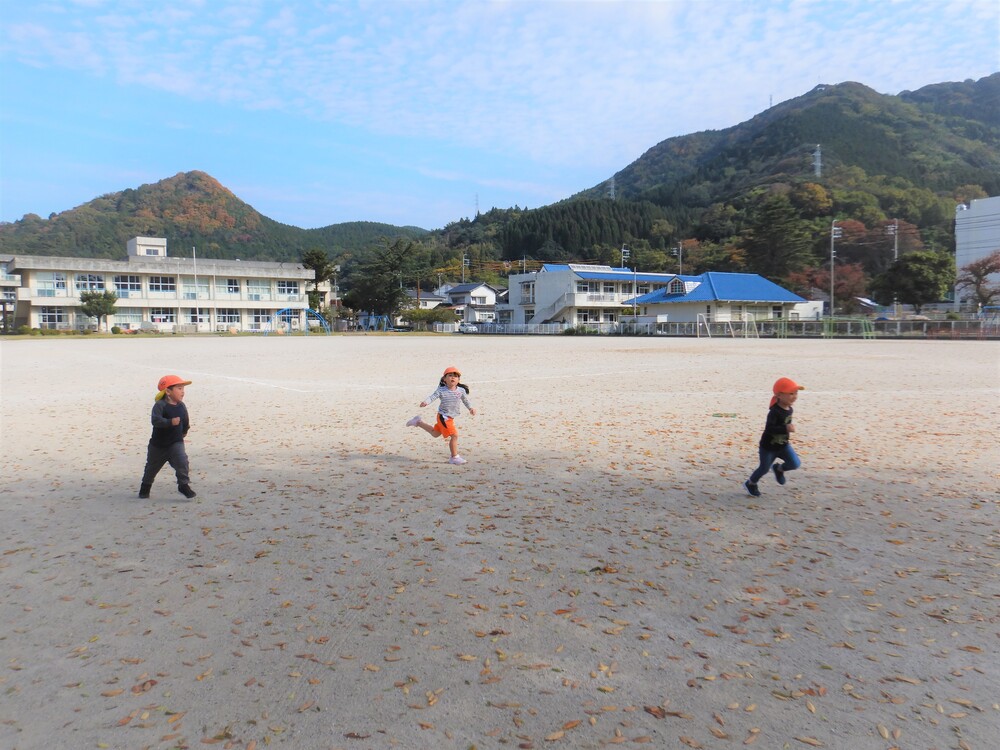 走る子どもたち