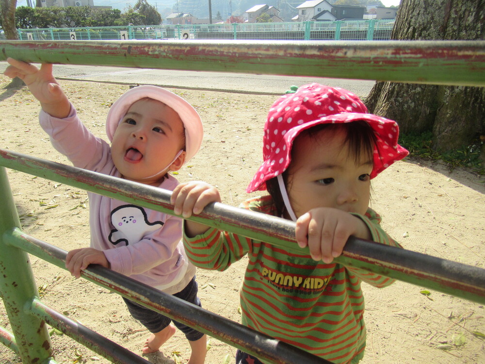 女の子と男の子が遊んでいる