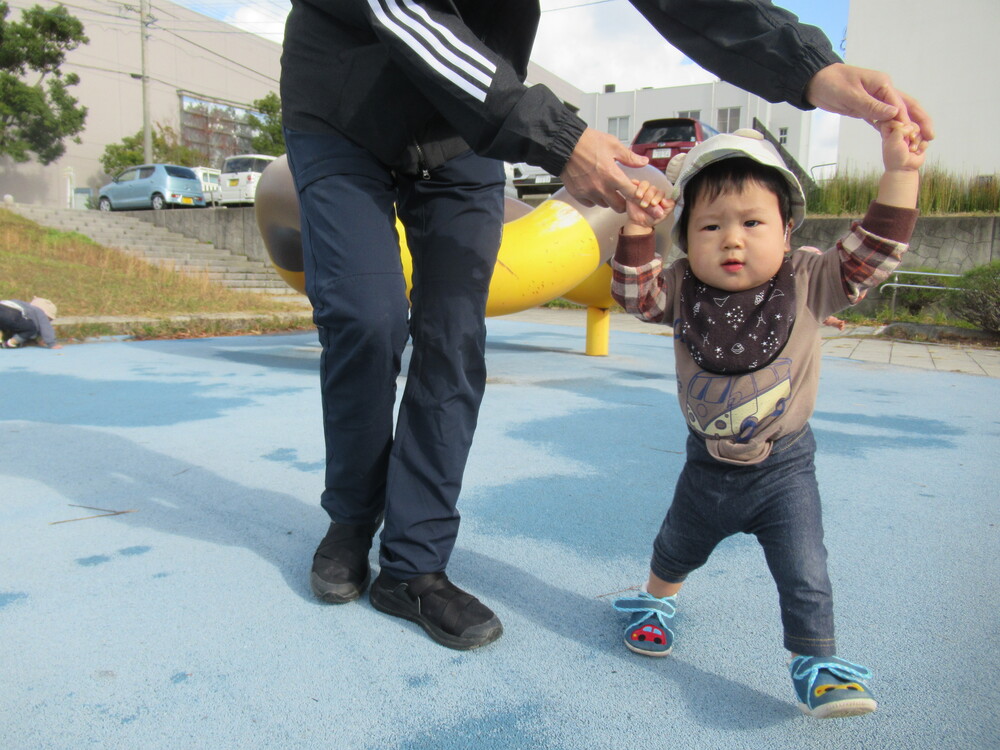 歩く練習をする男の子