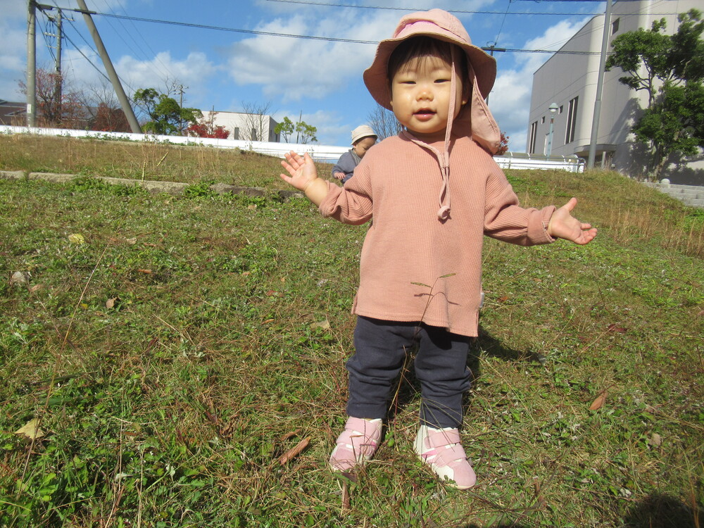 芝生で遊ぶ子ども