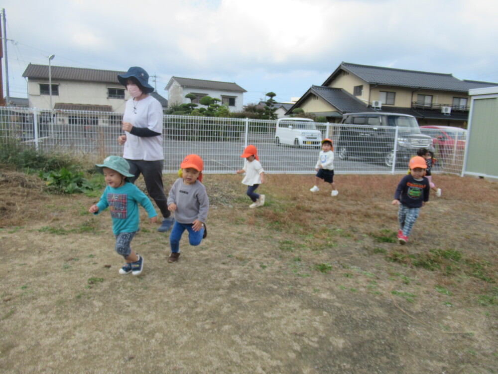 園庭で遊んでいる