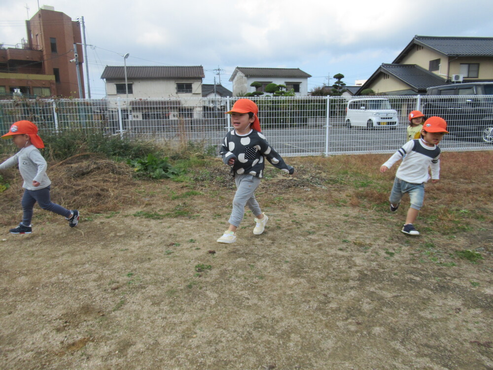 園庭で遊んでいる