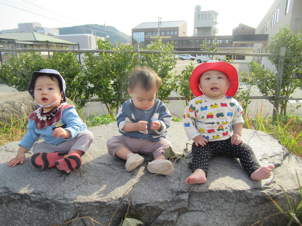 石に座る子ども達