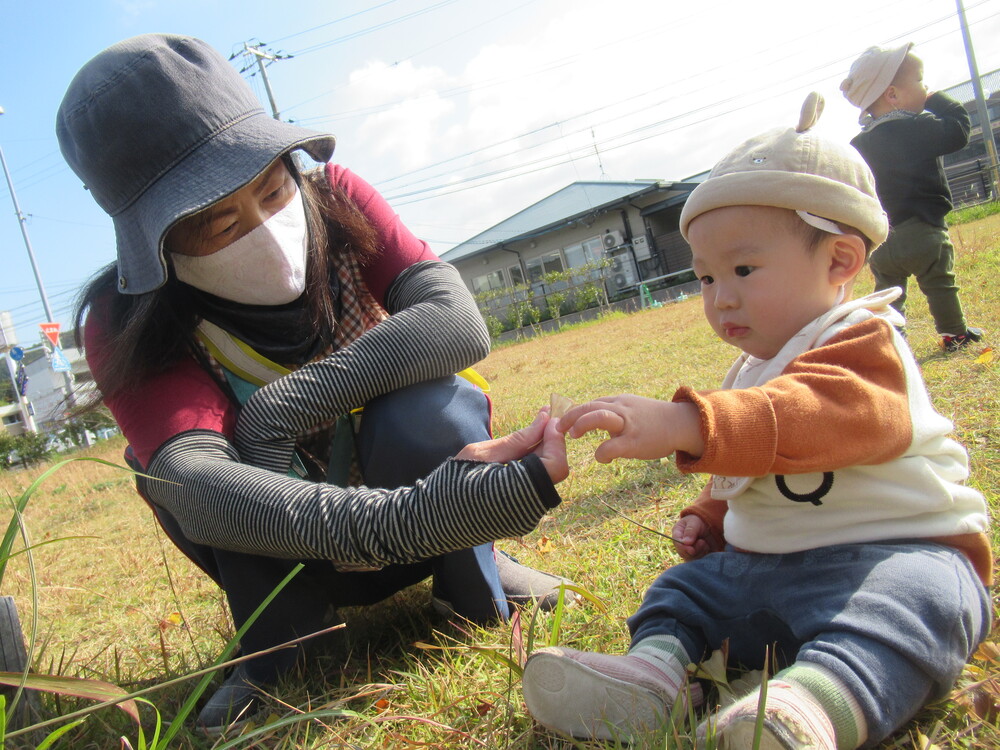 草を触る男の子