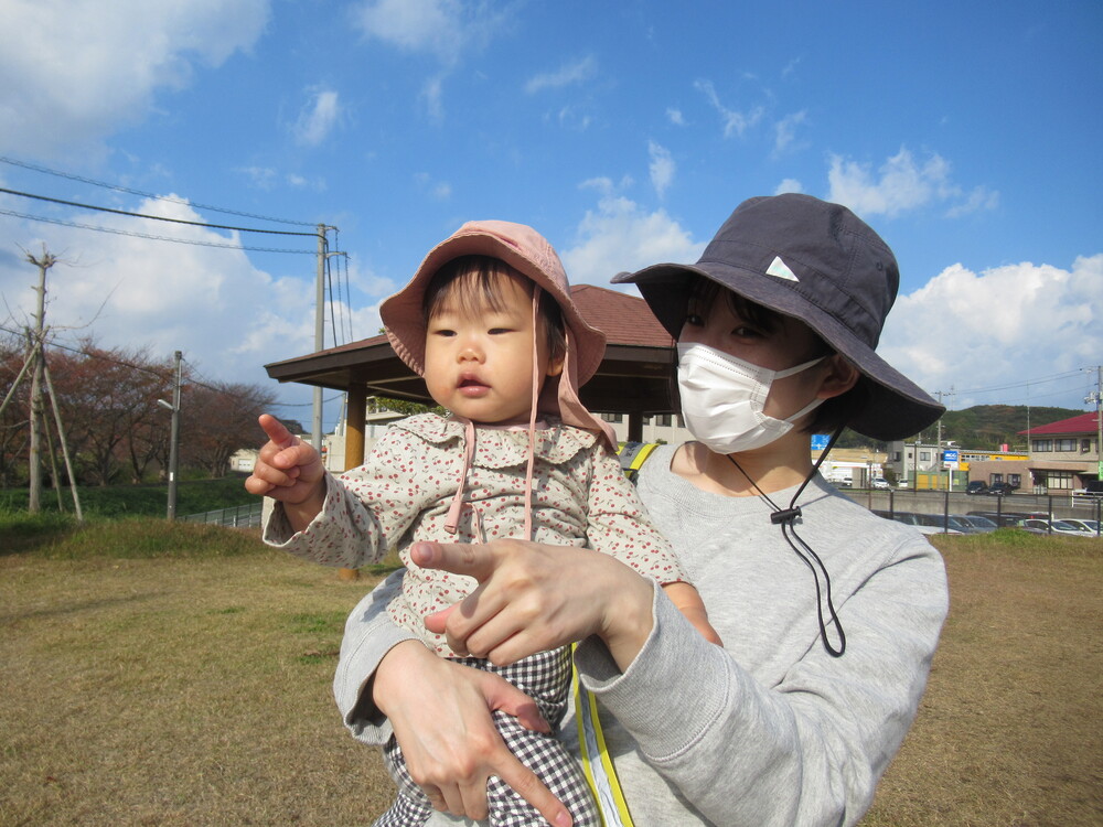 保育者に抱っこをされる女の子