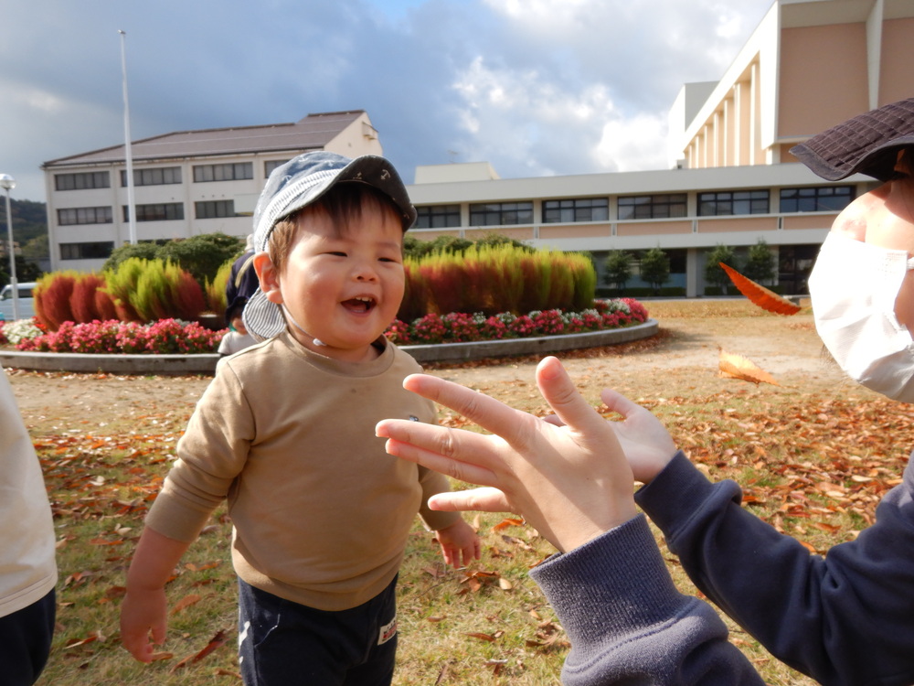 落ち葉で遊ぶ
