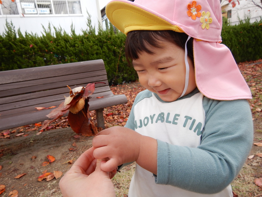 落ち葉で遊ぶ