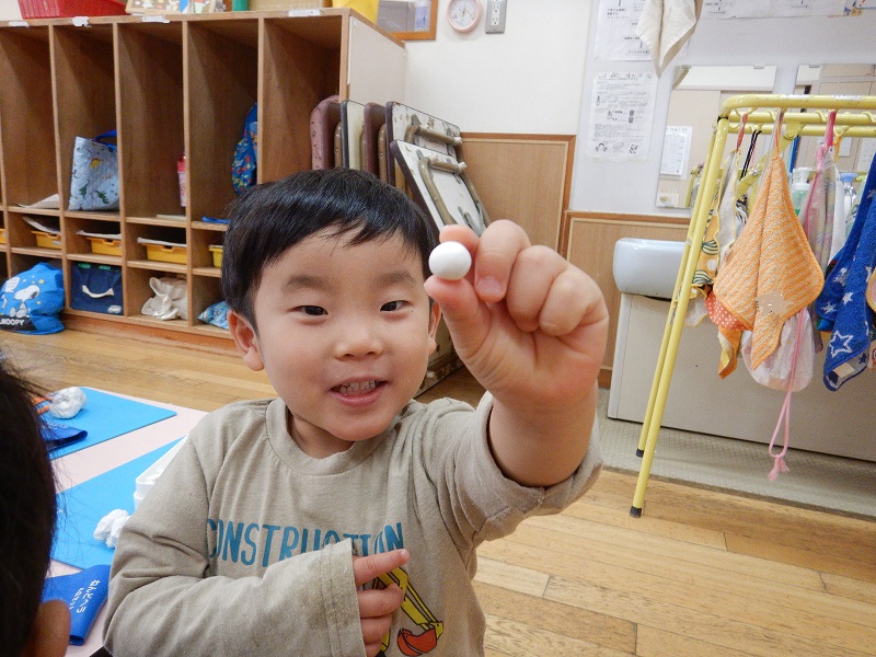 粘土でおにぎりを作る様子