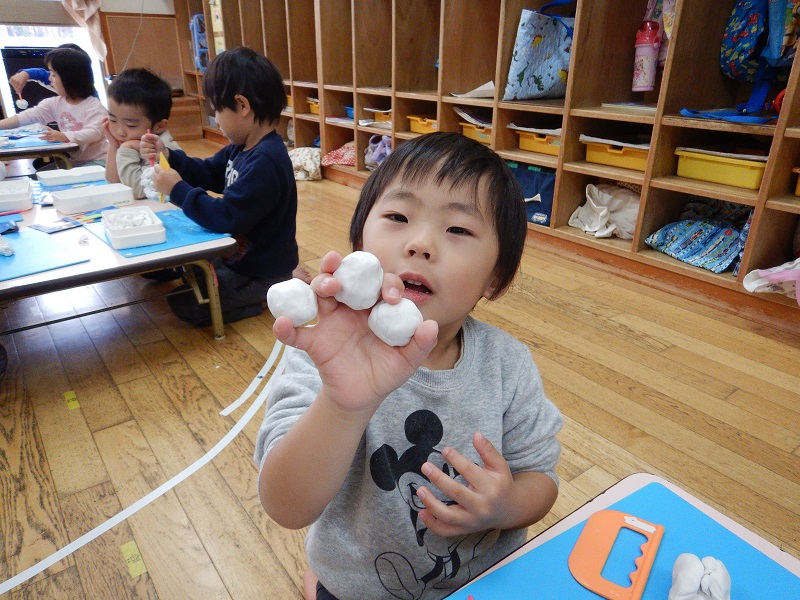 粘土でおにぎりを作る様子