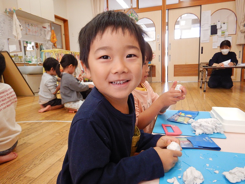 粘土でおにぎりを作る様子