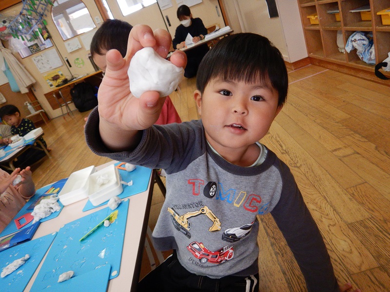 粘土でおにぎりを作る様子