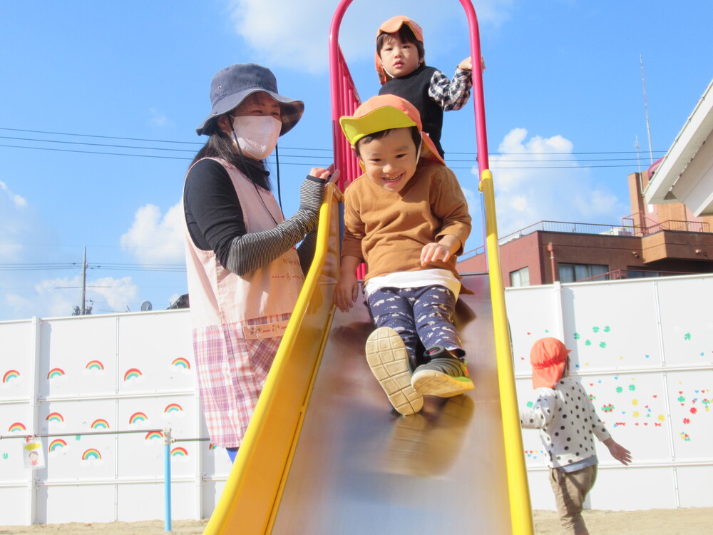 滑り台で遊んでいる