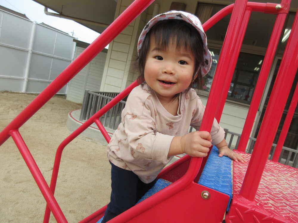 滑り台で遊ぶ