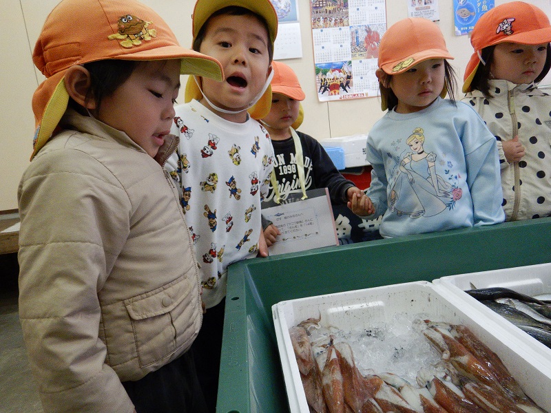 魚をみる子どもたち