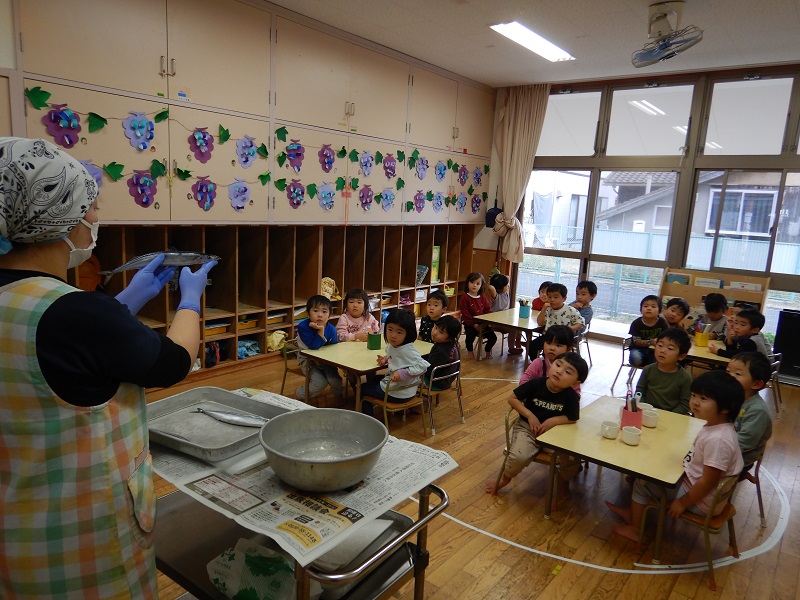 さんまをさばく様子