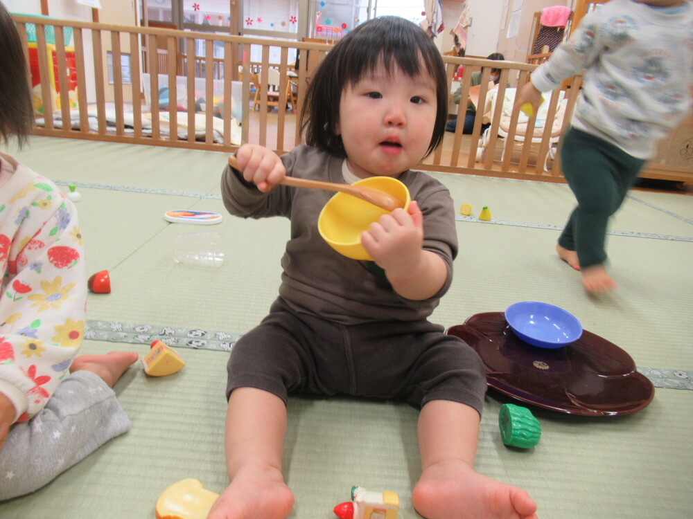 小さなコックになりきっている子ども