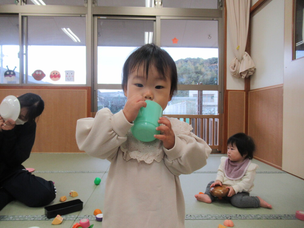 ゴクゴクと飲む真似をする女の子