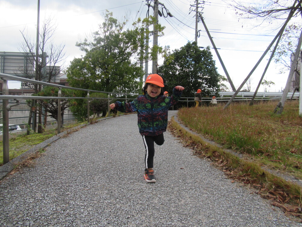 走っている男の子