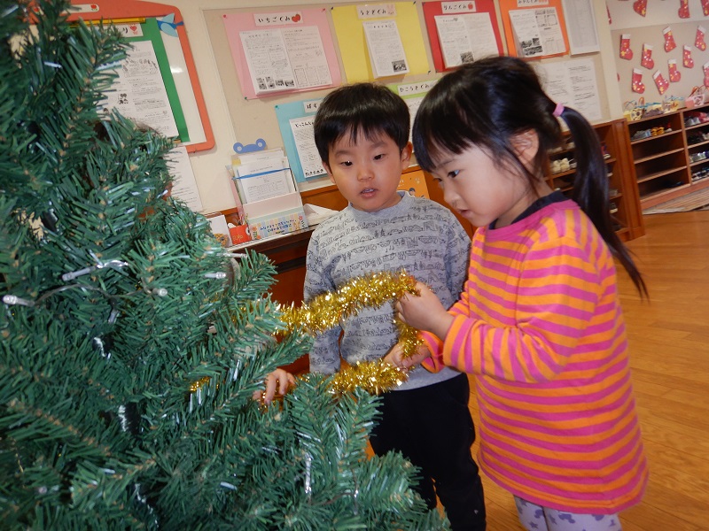 クリスマスツリーを飾る様子