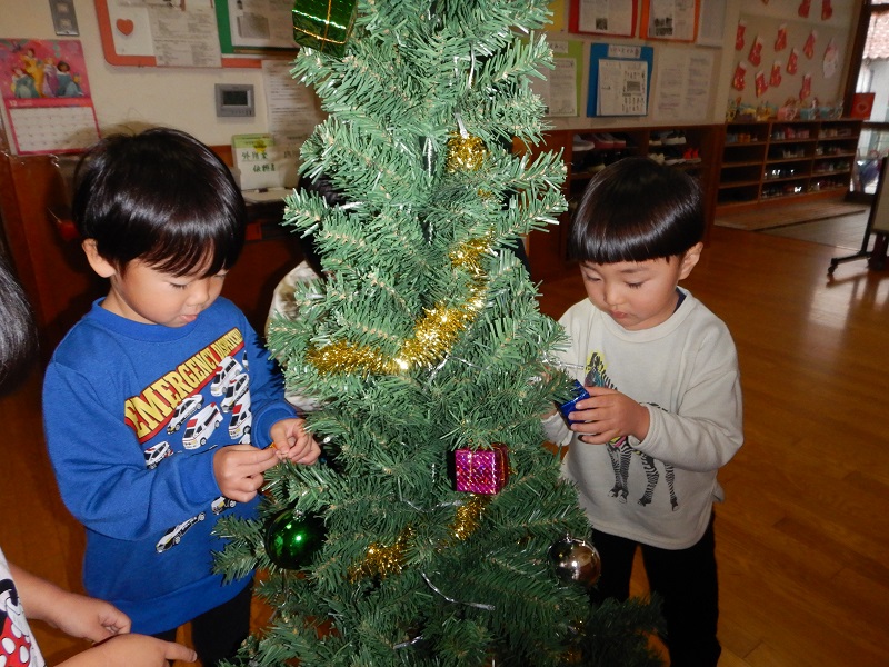 クリスマスツリーを飾る様子