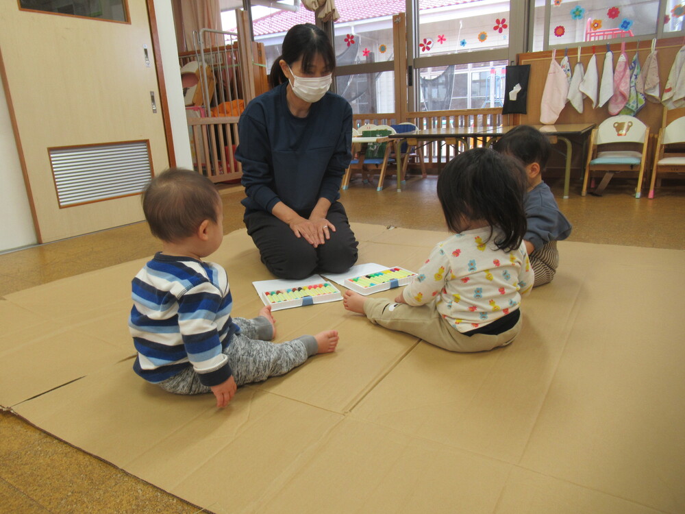 子ども達が保育者の話を聞いている