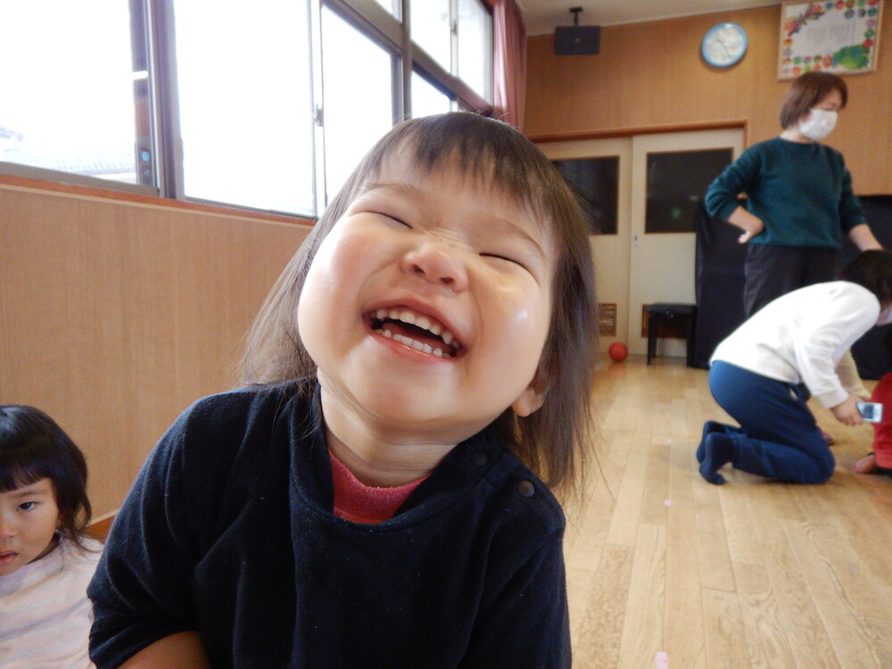 遊戯室で遊んでいる