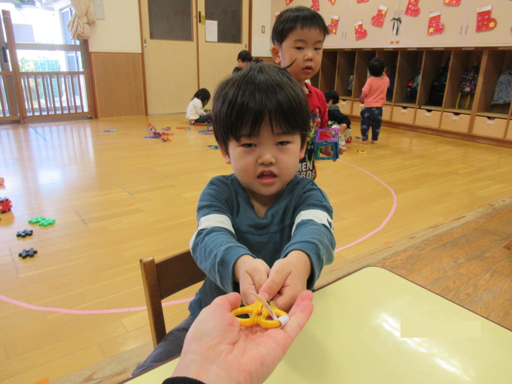 はさみを渡している