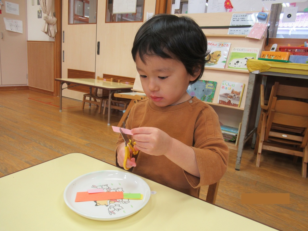 はさみで紙を切っている