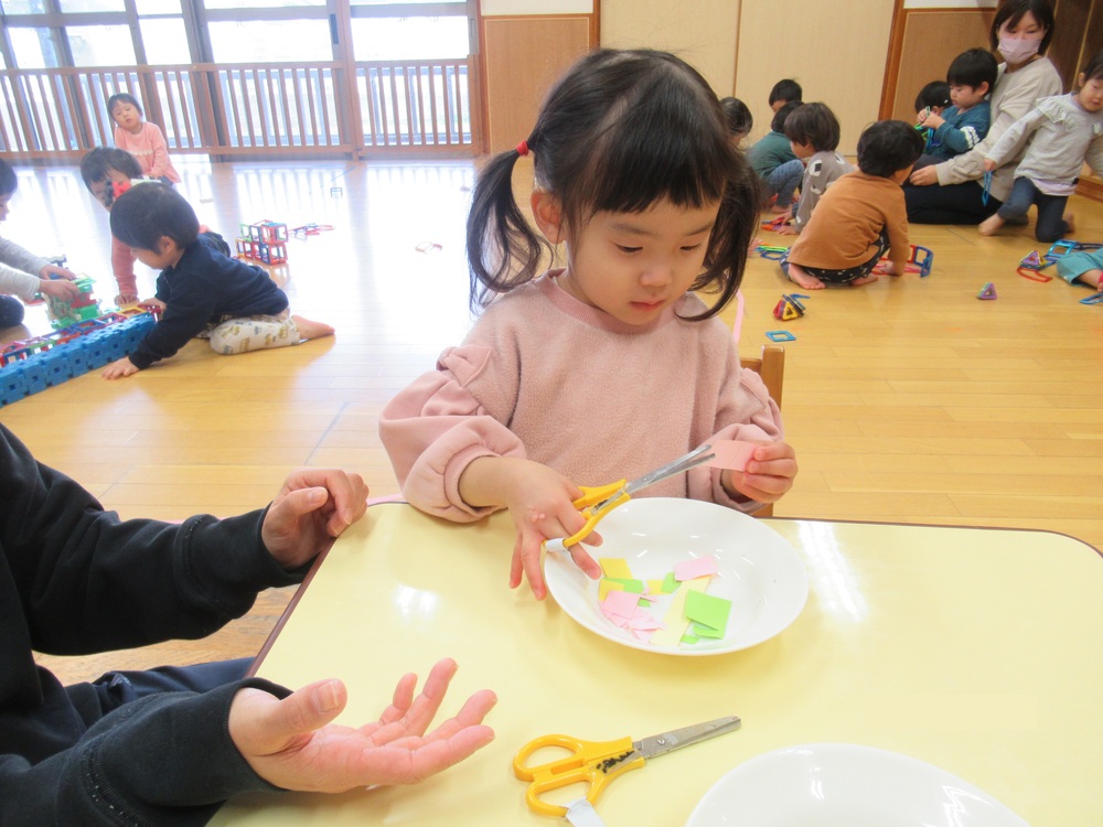 はさみで紙を切っている