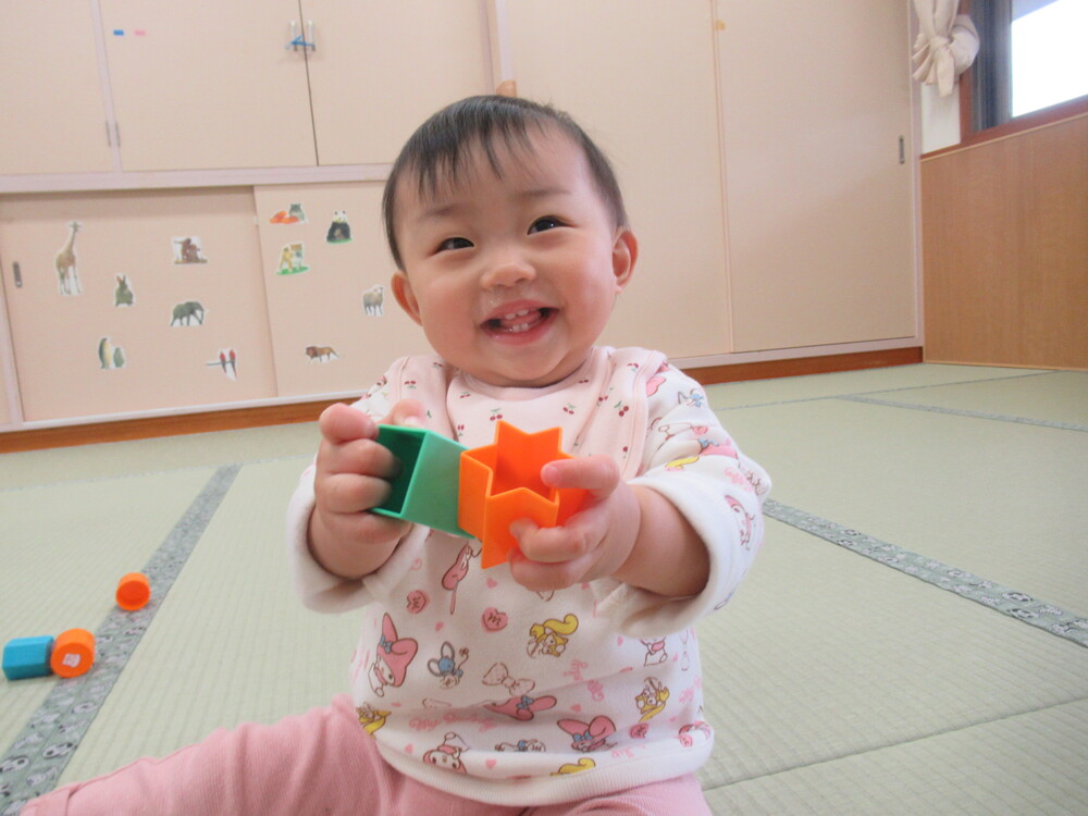 女の子がブロックで遊んでいる