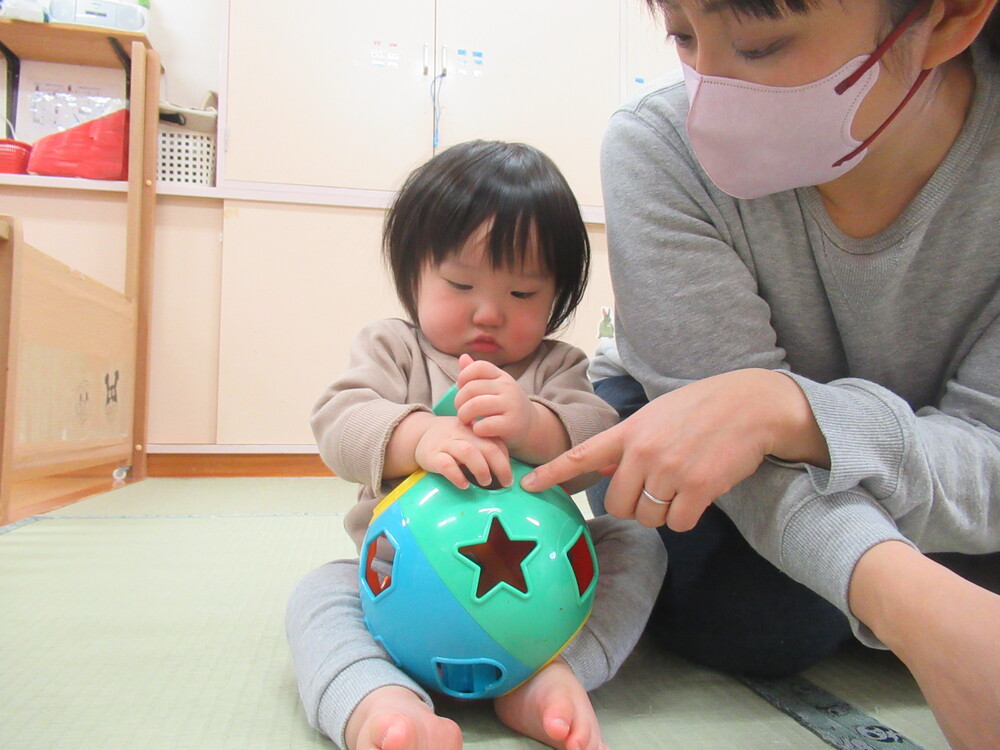 男の子と保育者が遊んでいる