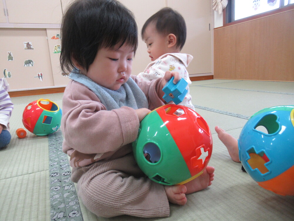 女の子がブロックを型はめしている