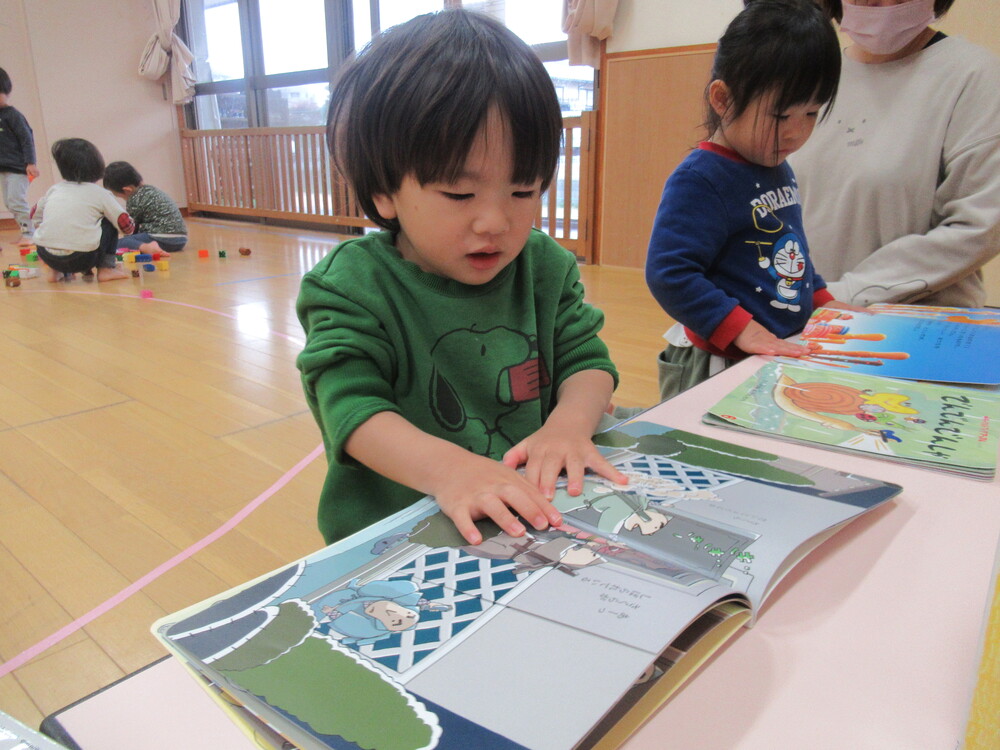 絵本を見ている