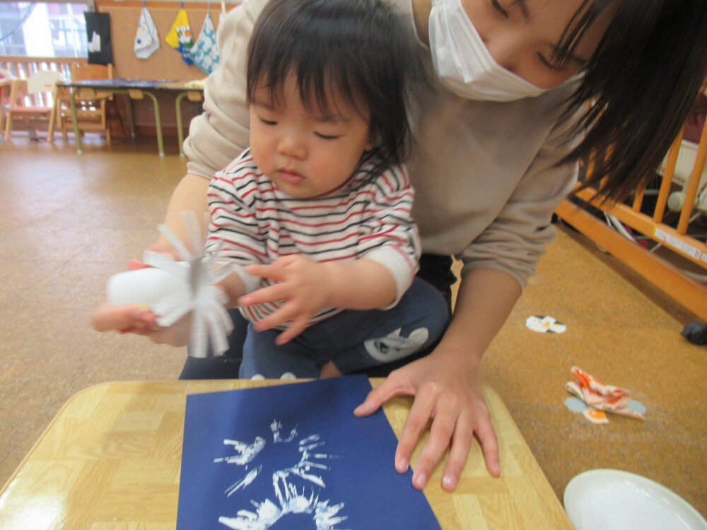 絵の具を触ろうとする