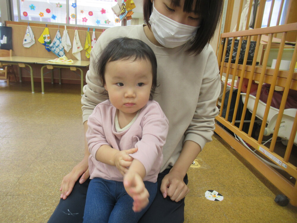 腕まくりをする