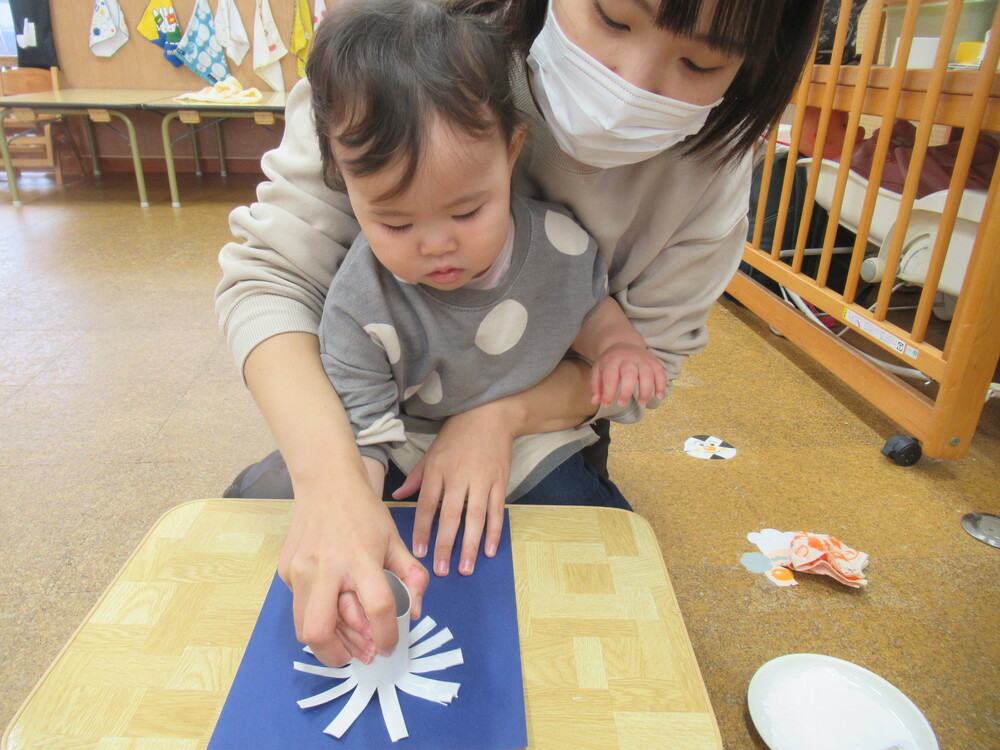 保育者と一緒にやってみる
