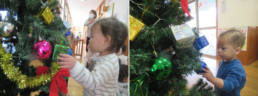 子どもがクリスマスツリーを見ている